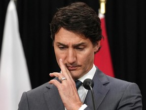 Le premier ministre Justin Trudeau s'adressant aux médias à Toronto.