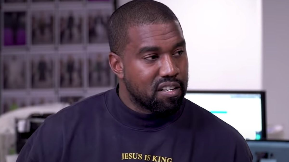 Kanye West porte prétendument des vêtements amples pendant la chaleur estivale pour cacher sa prise de poids, et cela cause apparemment des problèmes d'odeur
