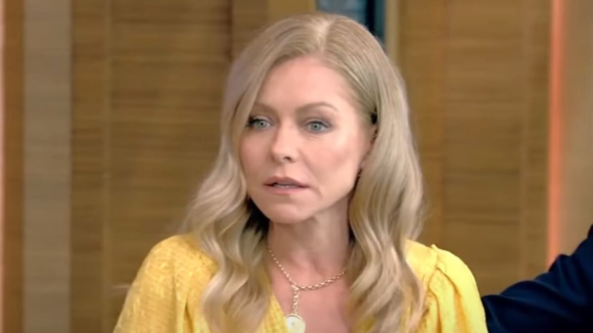  Kelly Ripa a mystérieusement disparu du live !  Maintenant, un initié s'est exprimé
