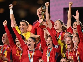 La défenseure espagnole #05 Ivana Andres soulève le trophée sur le podium pour célébrer après avoir remporté le match de football de la finale de la Coupe du monde féminine Australie et Nouvelle-Zélande 2023 entre l'Espagne et l'Angleterre au Stadium Australia à Sydney le 20 août 2023.