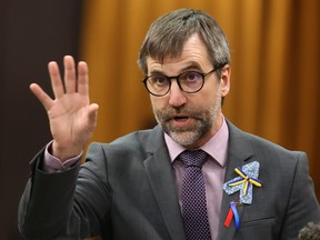 Le ministre de l'Environnement et du Changement climatique Steven Guilbeault se lève pendant la période des questions à la Chambre des communes sur la Colline du Parlement à Ottawa le jeudi 18 mai 2023.