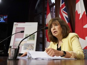 La vérificatrice générale de l'Ontario, Bonnie Lysyk, s'adresse aux médias lors d'une conférence de presse concernant son rapport spécial sur les modifications apportées à la Ceinture de verdure, à Queens Park, à Toronto, le mercredi 9 août 2023.