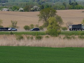 La circulation traverse la réserve agricole de Duffins Rouge, qui fait partie de la Ceinture de verdure de l'Ontario, le lundi 15 mai 2023.