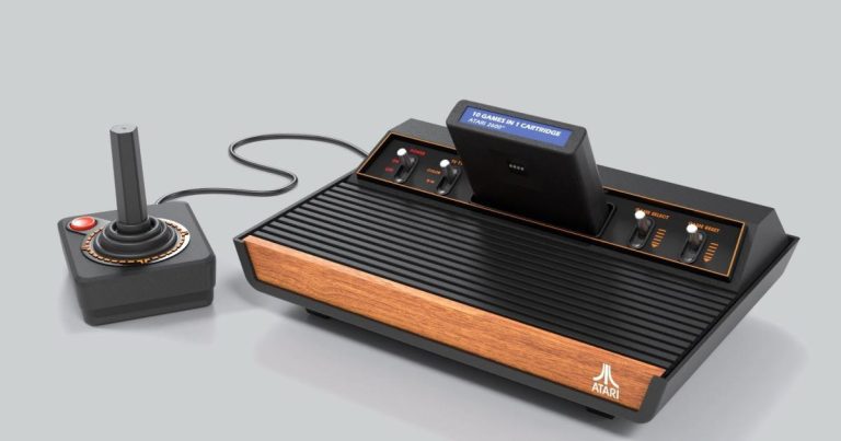 La 2600+ d’Atari est une console miniature qui joue à 2600 et 7800 chariots de jeu