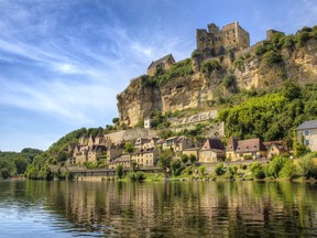 Approche de Beynac sur la rivière Dordogne.