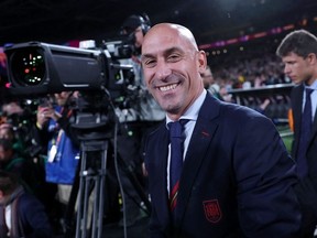 Le président de la Fédération royale espagnole de football, Luis Rubiales (au centre), réagit à la fin du match de football final de la Coupe du monde féminine 2023 d'Australie et de Nouvelle-Zélande entre l'Espagne et l'Angleterre au Stadium Australia de Sydney, le 20 août 2023.