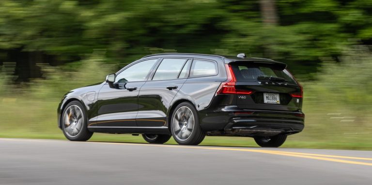 La Volvo V60 T8 eAWD Polestar Engineered 2024 dépasse le passé