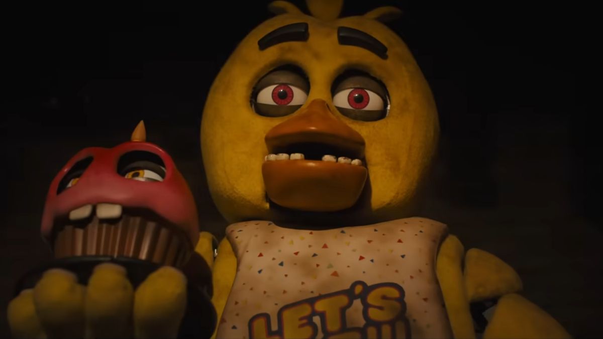 La bande-annonce du film Five Nights at Freddy's présente enfin le gang : Freddy, Foxy, Bonnie, Chica et Mr Cupcake, qui mange la tête d'un homme
