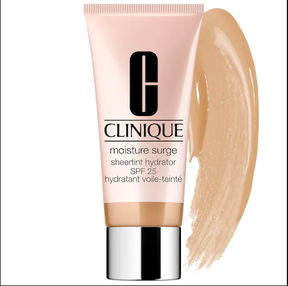 Tube droit de Moisture Surge Sheertint Hydrator Braod Spectrum SPF 25 Tinted Moisturizer avec un échantillon de crème solaire à côté.