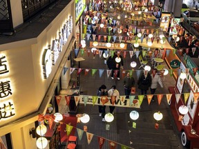 Les acheteurs passent devant les étals d'un marché nocturne à Wuhan, en Chine