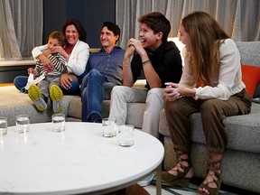 Justin Trudeau regarde les résultats des élections avec sa femme Sophie Grégoire Trudeau et leurs enfants.