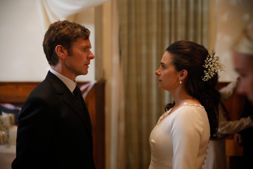 Shaun Evans et Sara Vickers dans Endeavour