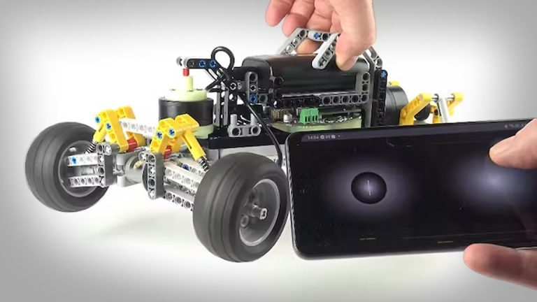 La planche de support Raspberry Pi personnalisée ‘SaraKit’ alimente la voiture LEGO RC