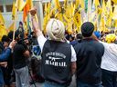 À la suite du meurtre du leader indépendantiste sikh Hardeep Singh Nijjar la semaine précédente, des manifestants devant le consulat indien à Vancouver appellent à la création d'un État sikh indépendant appelé Kalistan, le 24 juin 2023.