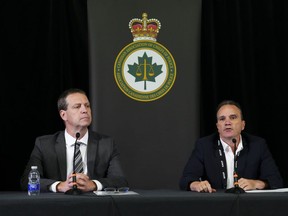 Le président de l'Association des dirigeants de la police canadienne affirme que renforcer le système de mise en liberté sous caution sans risquer que davantage de personnes racialisées se retrouvent derrière les barreaux est une solution. "acte d’équilibriste." Le chef du Service de police d'Ottawa, Eric Stubbs, à gauche, et le chef Danny Smyth, président de l'Association canadienne des chefs de police, tiennent une conférence de presse lors du Sommet de l'ACCP à Ottawa, le mardi 22 août 2023.