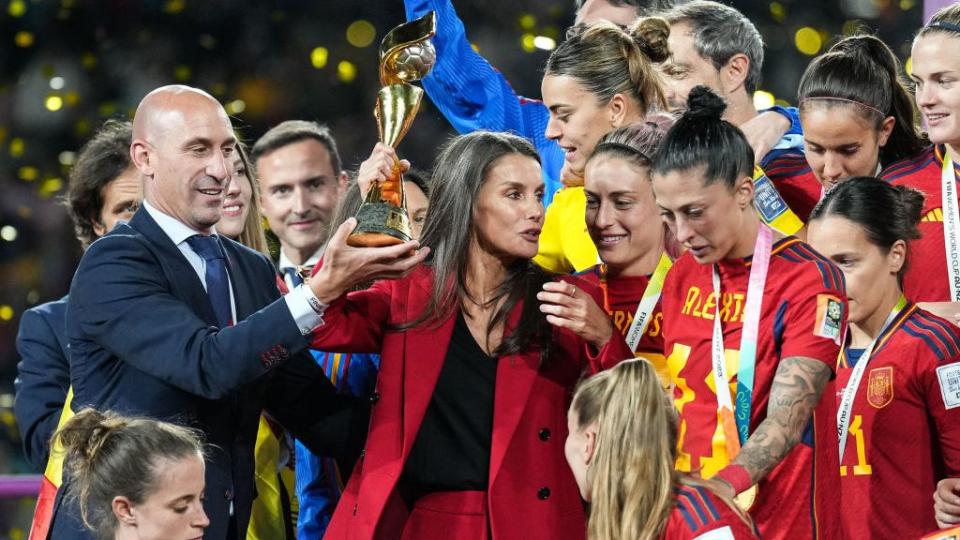 la reine letizia d'espagne célèbre avec les joueuses après le match final de la coupe du monde féminine de la fifa australia amp new zealand 2023 entre l'espagne et l'angleterre au stade australien le 20 août 2023 à sydney, australie photo de norvik alaverdiannurphoto via getty images