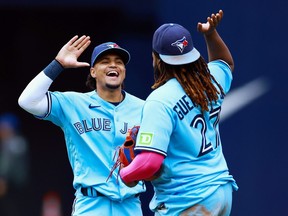 Santiago Espinal des Blue Jays célèbre Vladimir Guerrero Jr. après la finale contre les Nationals de Washington.