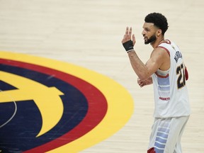 Le gardien des Denver Nuggets, Jamal Murray, fait des gestes lors de la seconde moitié du match 5 de la finale NBA de basket-ball contre le Miami Heat, le lundi 12 juin 2023, à Denver.  Murray ne jouera pas pour le Canada lors de la prochaine Coupe du monde FIBA, a annoncé mercredi Canada Basketball. LA PRESSE CANADIENNE/AP/Jack Dempsey