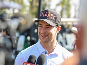 L'ailier des Flames de Calgary, Andrew Mangiapane, s'entretient avec les médias avant le début de l'Open d'Italie de Calgary en soutien aux services éducatifs de Renfrew au Cottonwood Golf & Country Club.