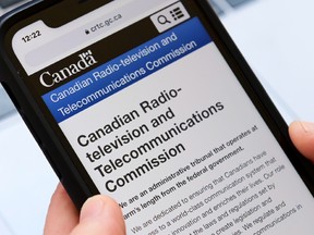 Le site Web du CRTC est visible sur un téléphone cellulaire.