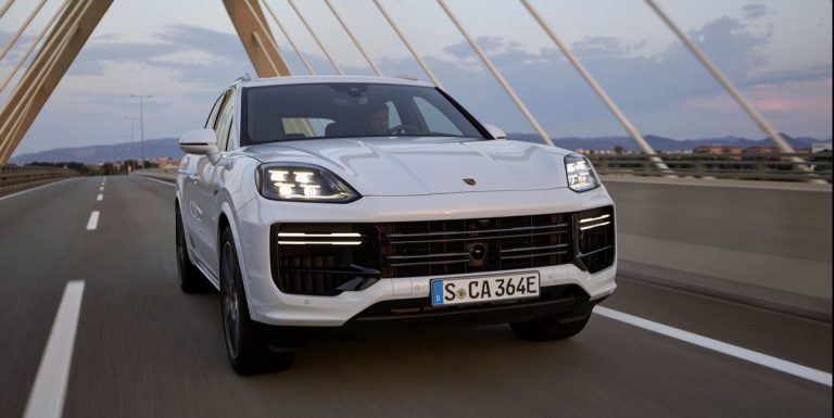 Le Porsche Cayenne Turbo E-Hybrid 2024 se met en lumière