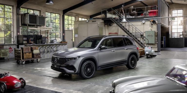 Le SUV Mercedes-Benz EQB EV 2024 est pincé et rangé