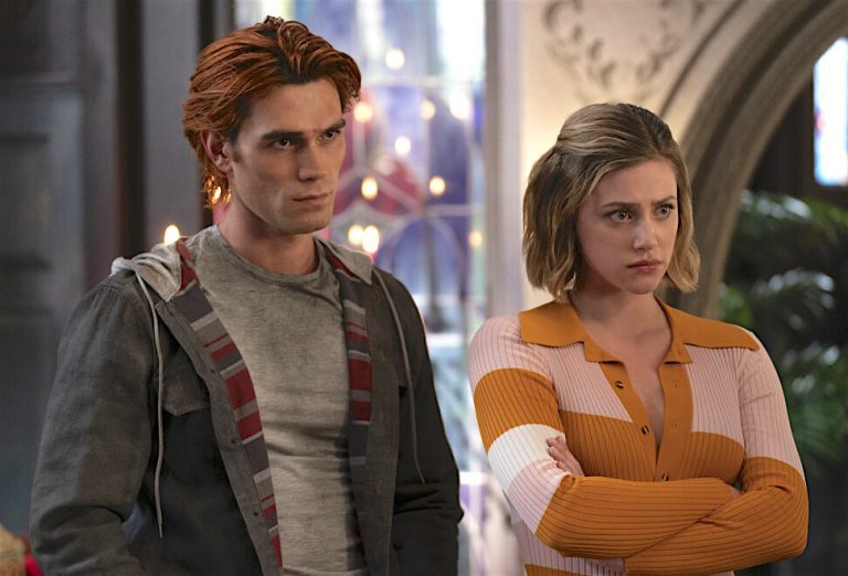 Le casting de «Riverdale» réagit aux rebondissements fous de l’intrigue, moqués sur les réseaux sociaux – TVLine