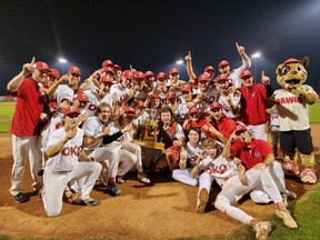 Les Okotoks Dawgs célèbrent la victoire du championnat.