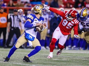 Le joueur de ligne défensive des Stampeders de Calgary, Julian Howsare, traque le quart-arrière des Blue Bombers de Winnipeg, Dru Brown, lors de l'action de la LCF au stade McMahon de Calgary, le vendredi 18 août 2023. Gavin Young/Postmedia