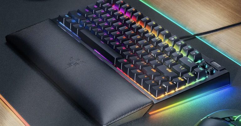 Le clavier de jeu mécanique BlackWidow V4 de Razer est personnalisable pour les passionnés