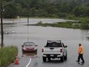 Un homme examine les dégâts causés par les inondations de samedi dernier en Nouvelle-Écosse.