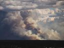 De la fumée s'élève des incendies de forêt près de Yellowknife le 17 août.