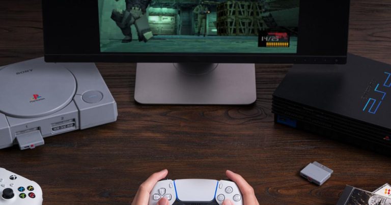 Le dernier récepteur rétro de 8BitDo apporte une prise en charge moderne des contrôleurs sur PS1 et PS2