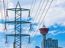 Lignes électriques à Calgary.  L'Alberta s'oppose à la réglementation fédérale appelant à des réseaux électriques nets zéro d'ici 2035.