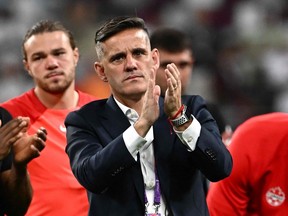 L'entraîneur du Canada John Herdman applaudit la Croatie après le match de football du Groupe F de la Coupe du monde Qatar 2022.