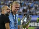 L'entraîneur-chef de Manchester City, Pep Guardiola, à gauche, célèbre avec Erling Haaland de Manchester City après avoir remporté le match de football de la finale de la Super Coupe de l'UEFA entre Manchester City et Séville au stade Georgios Karaiskakis du port du Pirée, près d'Athènes, en Grèce, le mercredi 16 août 2023.