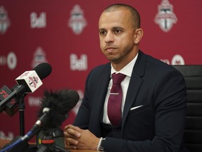 Jason Hernandez, le nouveau directeur général du Toronto FC, s'adresse aux médias lors d'une conférence de presse à Toronto le mardi 27 juin 2023. Sept semaines après le début de son mandat en tant que directeur général du Toronto FC et la liste de choses à faire de Hernandez reste longue.