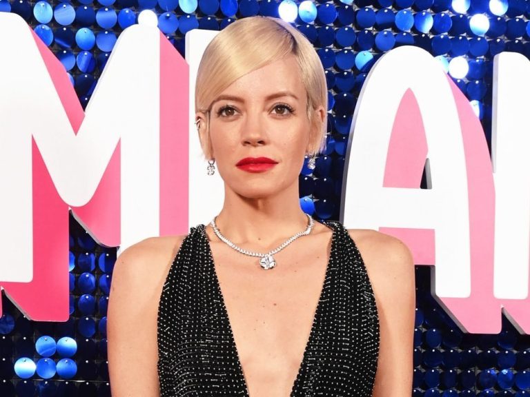 Le père de Lily Allen a appelé les flics après qu’elle ait perdu sa virginité à 12 ans : « J’ai disparu ! »