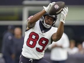 Le receveur canadien Jared Wayne s'échauffe avant un match de football préparatoire de la NFL contre les Patriots de la Nouvelle-Angleterre à Foxborough, Massachusetts, le jeudi 10 août 2023.