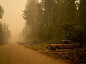 Lignes électriques tombées sur une camionnette dans une zone brûlée par l'incendie de forêt du lac Lower East Adams, à Scotch Creek, en Colombie-Britannique.