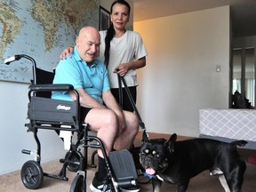 David Scott utilise un fauteuil roulant et, alors qu'il était avec sa femme, Kim s'est retrouvé face contre terre sur le siège arrière d'un taxi lorsqu'il a déclaré qu'il ne s'était vu offrir aucune aide de la part d'un chauffeur de taxi.  L'incident met en évidence le besoin de plus de taxis pour les personnes à mobilité réduite.