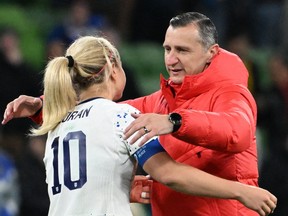 L'entraîneur américain Vlatko Andonovski (à droite) réconforte le milieu de terrain Lindsey Horan lors de la Coupe du monde féminine.