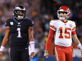 Dans cette image composite, une comparaison a été faite entre le quart-arrière Jalen Hurts des Eagles de Philadelphie (à gauche) et le quart-arrière Patrick Mahomes des Chiefs de Kansas City (à droite).