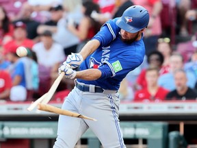 Brandon Bell des Blue Jays casse sa batte en frappant contre les Cincinnati Reds au Great American Ball Park le 18 août 2023 à Cincinnati.