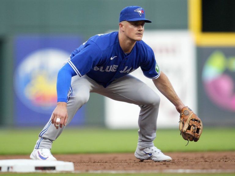 Les Blue Jays de Toronto placent le joueur de troisième but Matt Chapman sur la liste des blessés en raison d’une entorse au doigt