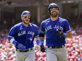 Kevin Kiermaier des Blue Jays de Toronto court jusqu'à l'abri avec Danny Jansen.