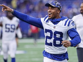 Jonathan Taylor des Colts d'Indianapolis suit l'action contre les Lions de Détroit au Lucas Oil Stadium le 20 août 2022, à Indianapolis, Indiana.