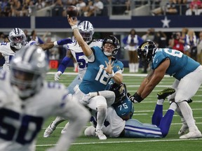 Une vidéo d'un touché de l'ancien Lion de la Colombie-Britannique Nathan Rourke est devenue virale la semaine dernière alors qu'il participait à son premier match de pré-saison avec les Jaguars de Jacksonville.  Rourke (18 ans) lance une passe de touché lors d'un match de football de la NFL à Arlington, Texas, le samedi 12 août 2023.