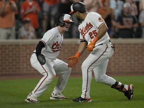 Anthony Santander de Baltimore célèbre avec Adley Rutschman après avoir réussi un home run à deux contre les Blue Jays à Oriole Park à Camden Yards le 24 août 2023 à Baltimore, Maryland.