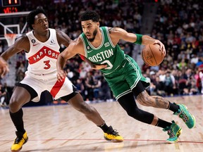 L'attaquant des Toronto Raptors OG Anunoby (3) tente de ralentir l'attaquant des Boston Celtics Jayson Tatum (0) lors d'un match de pré-saison NBA, à Montréal.